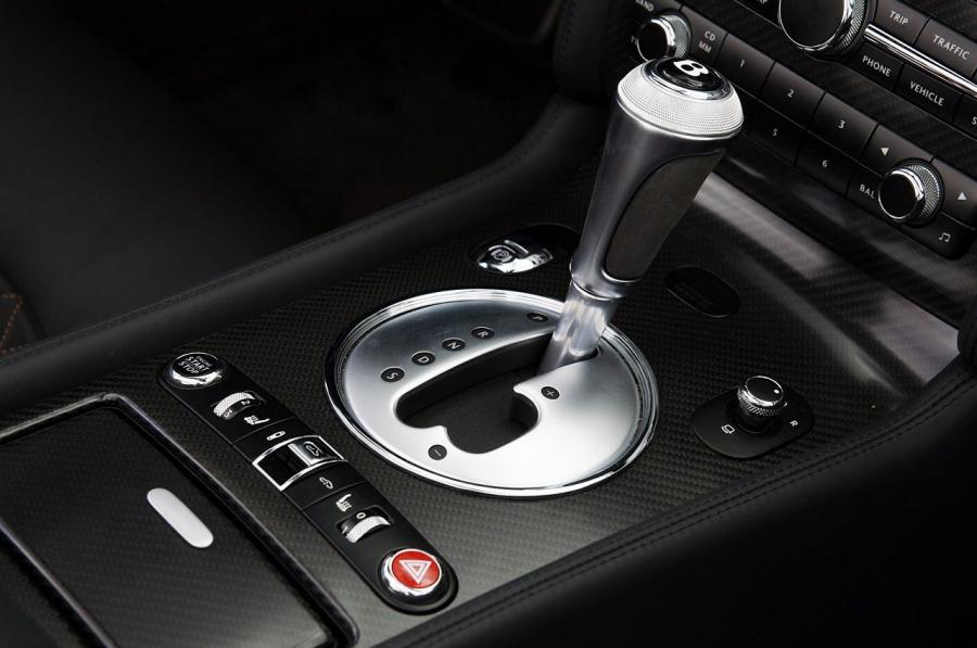 Детали интерьера Bentley Continental SuperSports Convertible 2010 года  (фото 6 из 108)